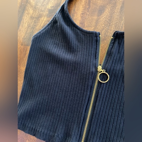 Heart & Hips Back Crop Top With Zipper - Picture 2 of 9